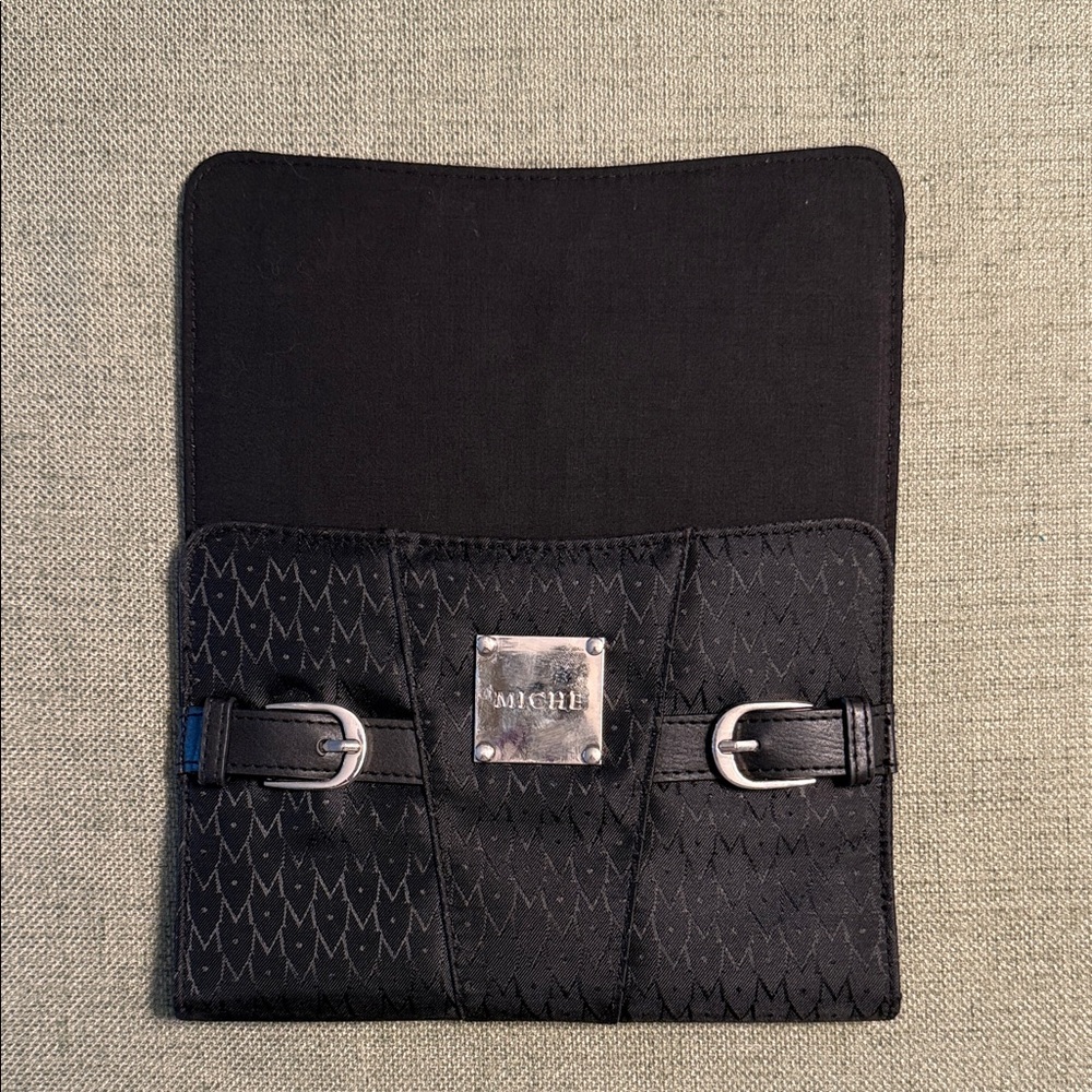 Miche Elegant Black Clutch with Metal Accents
Petite shell name - Honor